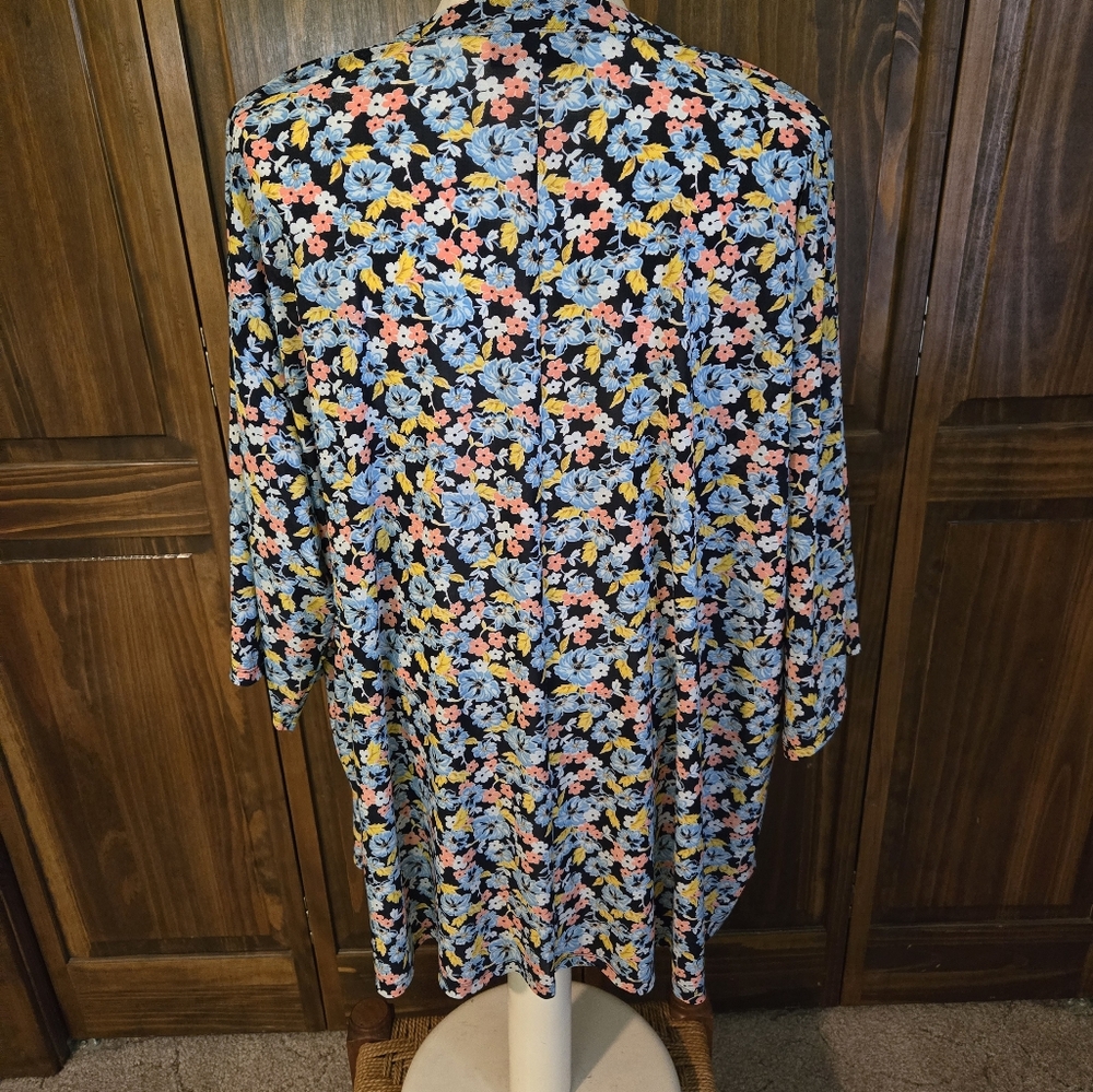 Floral Patterned Overpiece - Picture 2 of 2